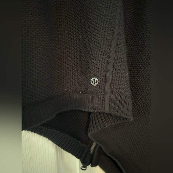 Lululemon Black Poncho On The Go with Zipper Detail - Picture 5 of 9